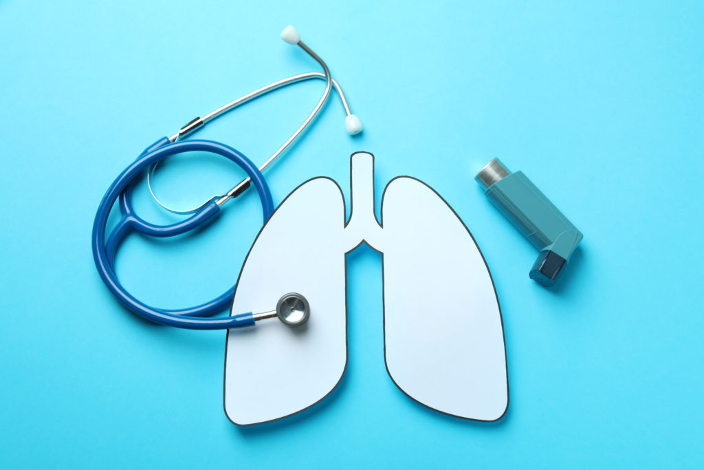 Ein Stethoskop, ein Asthmagerät und eine Papplunge